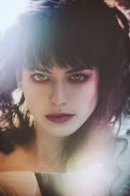 Billy Rood 殘破廢墟打造出奢華的時尚世界