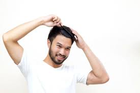 Kalau kamu termasuk penyuka gaya rambut yang lebih praktis namun ingin tampil elegan, maka gaya rambut comb over bisa dijadikan pilihan tepat. Inspirasi Model Rambut Pria Comb Over Beserta Tutorial Mudahnya Bukareview