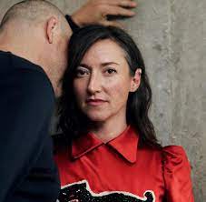 Allerdings nicht mit einem gewöhnlichen gurt. Duell Um Die Welt Charlotte Roche Springt Mit Haken Im Rucken Von Brucke Welt