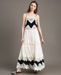 La modella è alta 180 cm. Abito Lungo In Georgette E Pizzo