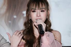 Nhưng cô còn có mẹ là trợ thủ đắc lực luôn bên cạnh lo lắng. Thu Thuá»· Khoc Khi Nhá»› Láº¡i Qua Khá»© Ä'áº§y Ä'au Khá»• Trong Mv Thanh Xuan Tá»«ng Ä'áº¹p Ä'áº¿n Tháº¿ Sao Sá»'ng Ä'áº¹p