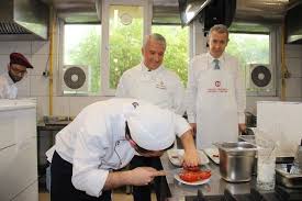Jun 26, 2021 · gaziantep büyükşehir belediyesi'ne bağlı gastronomi ve tarımsal eğitim merkezi'nin resmi açılış töreni sanayi ve teknoloji bakanı mustafa varank'ın katılımıyla düzenlendi. 45 Dakikalik Final Sinavinda Yeni Lezzetler Ortaya Koydular