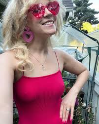 Lorraine Lilly's Instagram, Twitter & Facebook