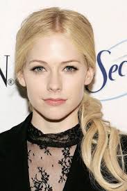 Increase in h1b with out corresponding increase in visa numbers is bad for us. Idkwhoyouare On Twitter Have U Ever Seen Avril Lavigne Without Heavy Eyeliner