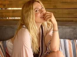 Maybe you would like to learn more about one of these? Smaragda Karydh Ekopse Ta Mallia Ths Kai Mas Deixnei En8oysiasmenh To Neo Ths Look