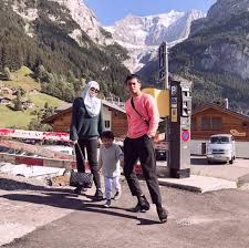 Ngintip lalu memberi obat bius dan lihat apa yang terjadi selanjutnya. Instafamous Cik Epal Belanja Pemandangan Indah Switzerland Pergi Percutian Mewah Dengan 2 Anak Kecil Nona