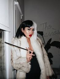 Als cruella de vil kannst du den bösewicht in dir entdecken und ausleben. Cruella De Vil Costume Halloween Outfits Halloween Costume Outfits Haloween Costumes