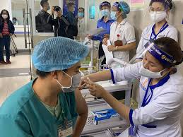 Hiện bệnh nhân b.t.m đã được chuyển đến bệnh viện bệnh nhiệt đới trung ương cơ sở kim chung để cách ly, điều trị. 30 Nhan Vien Y Táº¿ Bá»‡nh Viá»‡n Thanh Nhan Ä'Æ°á»£c Tiem Vaccine Covid 19 Baotintuc Vn