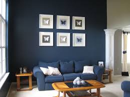 fantastic dark and moody blue walls courtesy of bee home decor blaues wohnzimmer blaues sofa wandfarbe wohnzimmer