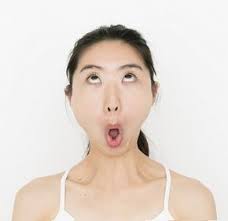 目の下のクマ たるみ むくみ解消 ムンクの顔 のポーズ ヤッホーの ホー の口をします ほうれい線が消えるところを確認して 頬と鼻の下を伸ばすイメージで そのまま顔は正面で 目線だけ上に 真上を見るようにして 目の下が伸びているのを感じてみましょう