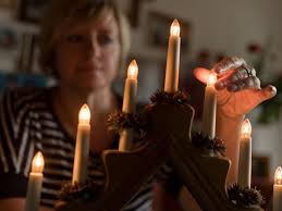 Wie lange ist der adventskranz haltbar? Warum Gibt Es Baum Und Adventskranz