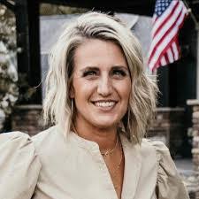 Sarah Holton's Instagram, Twitter & Facebook