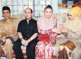 Cerita tentang baginda pom sudah agak sunyi. Sultan Kelantan Tidak Diperbolehkan Meninggalkan Negaranya Dunia Tempo Co