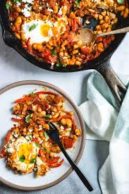 If an egg is poached or boiled, you'd be able to keep a moderately low caloric intake. 15 Egg Recipes For Dinner A Couple Cooks