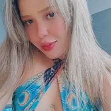 Durante uma cena do filme 'Scarface', você pode ver uma garota de biquíni  azul conversando brevemente com o personagem de Manny, o nome da atriz é  Tammy Lynn Leppert e pouco tempo