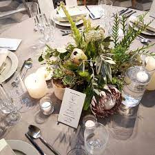 maoさんはinstagramを利用しています flower 01 大満足すぎる装花 私たちは親族がほとんどで友人が少しだったので 流しテーブルを真ん中に1つ 友人用に 周りに円卓を5つ お互いの親族用のテーブルにしました メニ 結婚式のテーブルデコレーション 結婚式