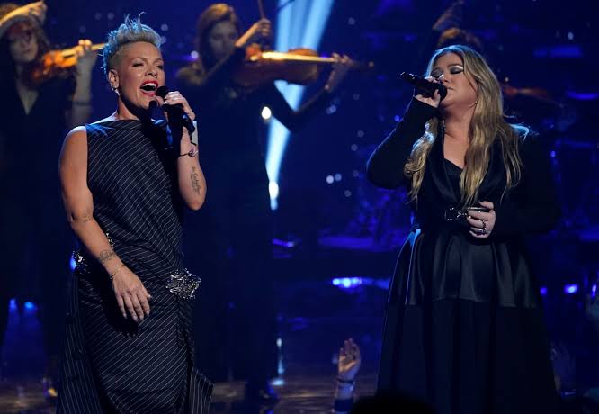 Kelly Clarkson and Pink Perform 'Just Give Me a Reason' at iHeartRadio  Music Awards