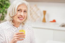 Ménage, repassage, gardiennage, livraison de courses, jardinage, bricolage, garde d'enfants et d'animaux, soutien scolaire. Happy Senior Woman Drinking Juice In Kitchen Stock Image Image Of Domicile Look 89536937