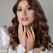 Lindsay Joyner's Instagram, Twitter & Facebook