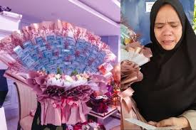Adakah kamu tahu apa yang bermakna? Ibu Menangis Anak Kerja Di Warung Belajar Setakat Spm Hantar Kejutan Bunga Duit Selepas Gigih Menabung 2 Tahun Ini Yang Saya Mampu Bagi Mak Viral Mstar