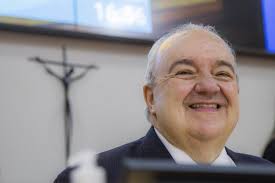 Rafael greca (democratas) está reeleito e será o prefeito de curitiba por mais quatro anos após vencer as eleições em há quatro anos, greca recebeu mais de 356 mil votos, totalizando 38% dos. Leia Na Integra O Discurso De Posse Do Prefeito Rafael Greca Bem Parana