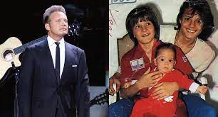 La familia de luis miguel, cuando el cantante era pequeño aún. Luis Miguel Sergio Hermano Menor Del Cantante Reaparece En Reunion Familiar Tvmas El Comercio Peru