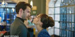 Jun 29, 2021 · baht oyunu dizisiyle ekranlara dönen cemre baysel, rol arkadaşı aytaç şaşmaz ile uyumlarıyla ekranların en çok konuşulan isimlerinden oldu. Aytac Sasmaz Ve Cemre Baysel Baht Oyunu Dizisiyle Romantik Komedi Firtinasi Yasatacak