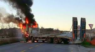 Assalto ad un furgone portavalori sull'autostrada a14 nel tratto tra cerignola e canosa di puglia in nel medesimo punto un assalto a un portavalori era fallito il 24 luglio scorso. Rapina Da Film Al Portavalori Nel Barese Ruspe E Mezzi In Fiamme Rubati 2 3 Milioni