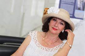 Neuvěřitelných 53 let je hlasatelka a moderátorka saskia burešová spjatá s českou televizí. Za Vsechno Muze Hanzlik Rika Legendarni Hlasatelka Saskia Buresova Dvojka