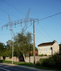 La tempête qui a sinistré le sud ouest a mis sur la sellette les lignes haute tension et leurs pylônes. Lignes Haute Tension Et Distances De Securite Maison D Energie Geobiologie Feng Shui Magnetisme Harmonisations