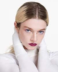 Yanmaz yapışmaz doğal yüzeyi ve modern tasarımı ile schafer döküm serisi ile tanışın. Hunter Schafer Is The New Face Of Shiseido