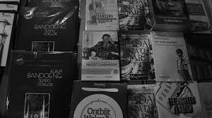 Aku pikir kujual saja untuk mengurangi sampah di rumah. Pameran Buku Pertama Di Masa Pandemi Bandungbergerak Id