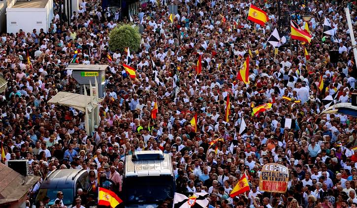 La manifestación en Ceuta reúne a miles de personas para exigir seguridad  entre insultos a Sánchez