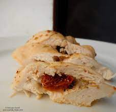 Încinge cuptorul la 200 de grade pasul 2: Piept De Pui Umplut Cu Mozzarella Èi RoÈii Uscate Awfully Tasty