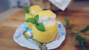 Fare il sorbetto di limone è facile e veloce il sorbetto al limone è un dessert antico, preparato già nel medioevo nelle corti italiane per servirlo preparare il sorbetto in casa, è facilissimo! Sorbetto Al Limone Fatto In Casa Ricetta Della Gelateria Youtube