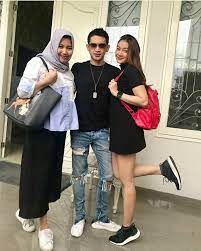 Pasangan selebritas citra kirana dan rezky aditya tengah berbahagia dengan kehadiran anak. Gak Punya Sosmed Intip 10 Kemesraan Rezky Aditya Kekasih