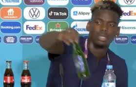 De franse voetballer paul pogba haalde gisteravond eenzelfde soort actie uit als cristiano ronaldo tijdens een persconferentie. Krzvmuf9pywlvm