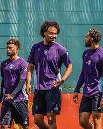 🚨 Người dân tại Manchester United tin rằng Joshua Zirkzee có thể đạt đến  trình độ của Matheus Cunha. — @SamC_reports