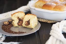 Flaumige Buchteln Mit Mozartkugel Fullung Und Kakaokeksbroseln What Bakes Me Smile Mozartkugeln Rezept Mozartkugeln Buchteln