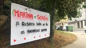Retirar, sin saber, la liga de la novia de una pierna misteriosa, que podría ser la de alguno de los padrinos o best men. La Broma De La Boda Se Pone Seria De La Sabana Blanca A La Valla Publicitaria
