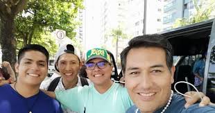 Jovens e adultos bolivianos em visita à MI