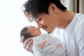 恭喜！恭喜！羅家千金出世喇！  羅仲謙同楊怡早前宣佈有喜，更一直有傳BB小公主會喺5月出世，不過今日一對新任父母，就喺各自嘅社交平台公佈BB「小珍珠」已經出世，謙仔仲貼出一張抱住前世小情人嘅相，睇佢陶醉到呢！  謙仔同阿怡亦都分別留言感謝一眾醫護人員嘅幫忙，而 ...