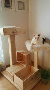 Der bau eines kratzbaums ist alles andere als trivial und erfordert viel handwerkliches geschick. Selbstgebauter Katzenbaum Aus Weinkisten Katzenkratzbaum Kratzbaum Kratzbaum Katze
