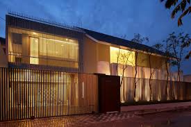 Bambu memang menjadi bahan yang kerpa digunakan untuk membuat tampilan rumah terlihat lebih alami dan juga natural. Desain Pagar Rumah Minimalis Sederhana Namun Menawan Arsitag