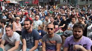 Sous un ciel quelque peu nuageux, les supporters français ont entamé leurs premières marseillaises, à quelques minutes du coup d'envoi. Rennes Match France Irlande La Foule Dans La Fan Zone Des Terrasses Rennes Maville Com