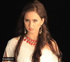 صور نيللي كريم مع ابنيها الشابين تشعل مواقع التواصل وتثير الاستغراب ليالينا youtube fashion crochet necklace