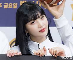 She is the eldest of three sisters. Hkss Xazzcefxm