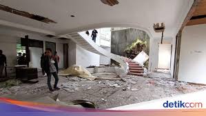 Pada desain ruangan rumah mewah, setidaknya akan memberikan gambaran terbaik dalam desain rumah yang anda harapkan saat ini. Melihat Lebih Dekat Rumah Mewah Di Kedoya Yang Dibongkar Pencuri