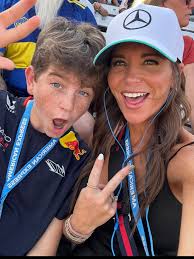 I would, would you? #kelseaballerini #wouldyou #stlgram #whitefox  #countryconcert #slippery