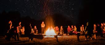 You don't need to have a special reason to start thinking of ideas for a bonfire night party. How To Set Up A Bonfire Party This Winter Season Zameen Blog